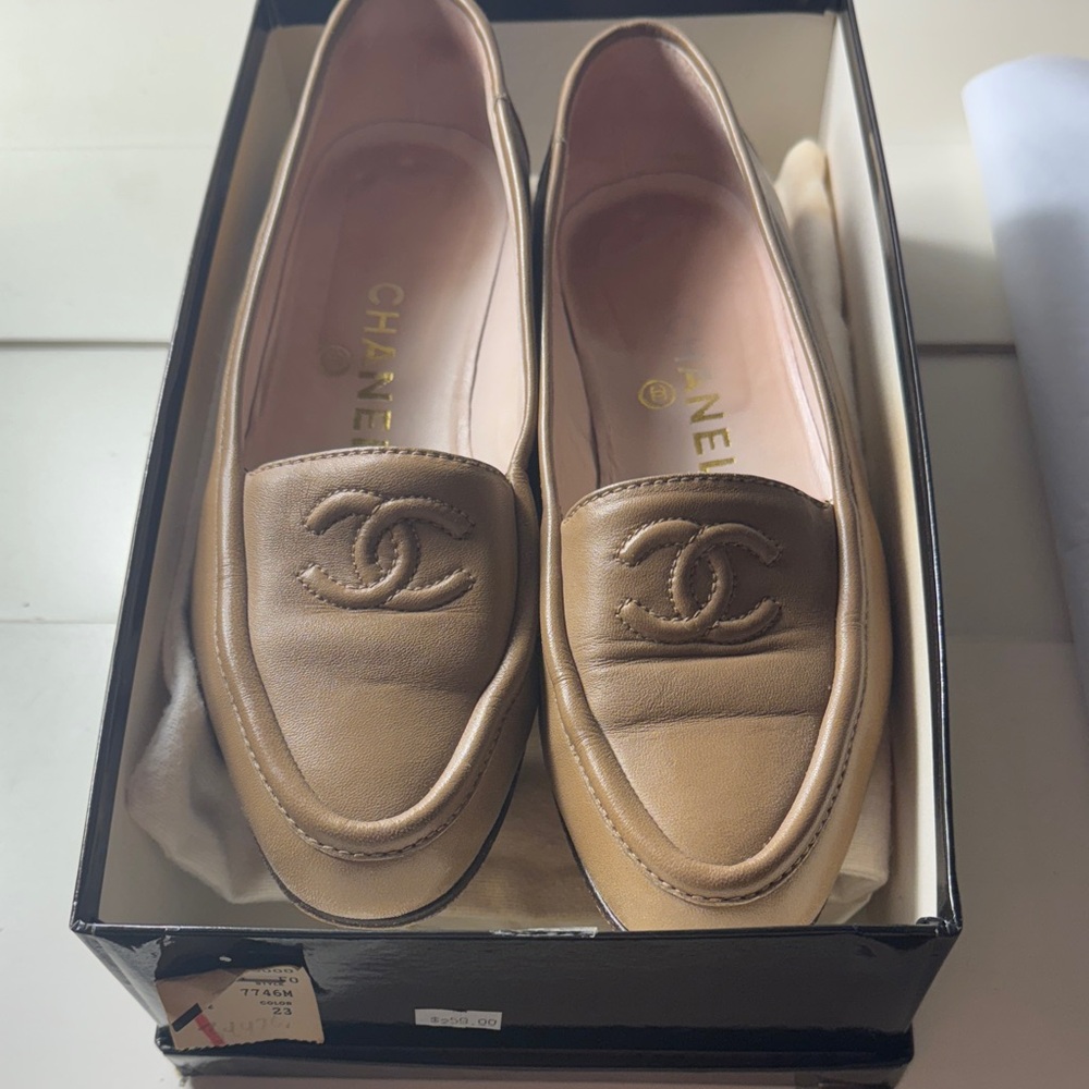 CHANEL Beige VINTAGE Leather Loafers